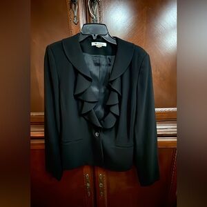 Nygård EUC Black Waterfall Ruffle Front
One-Button Blazer stunning! Size 8